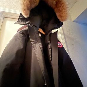 Canada goose mens medium slim parka. Only worn 2 times, like new condition.